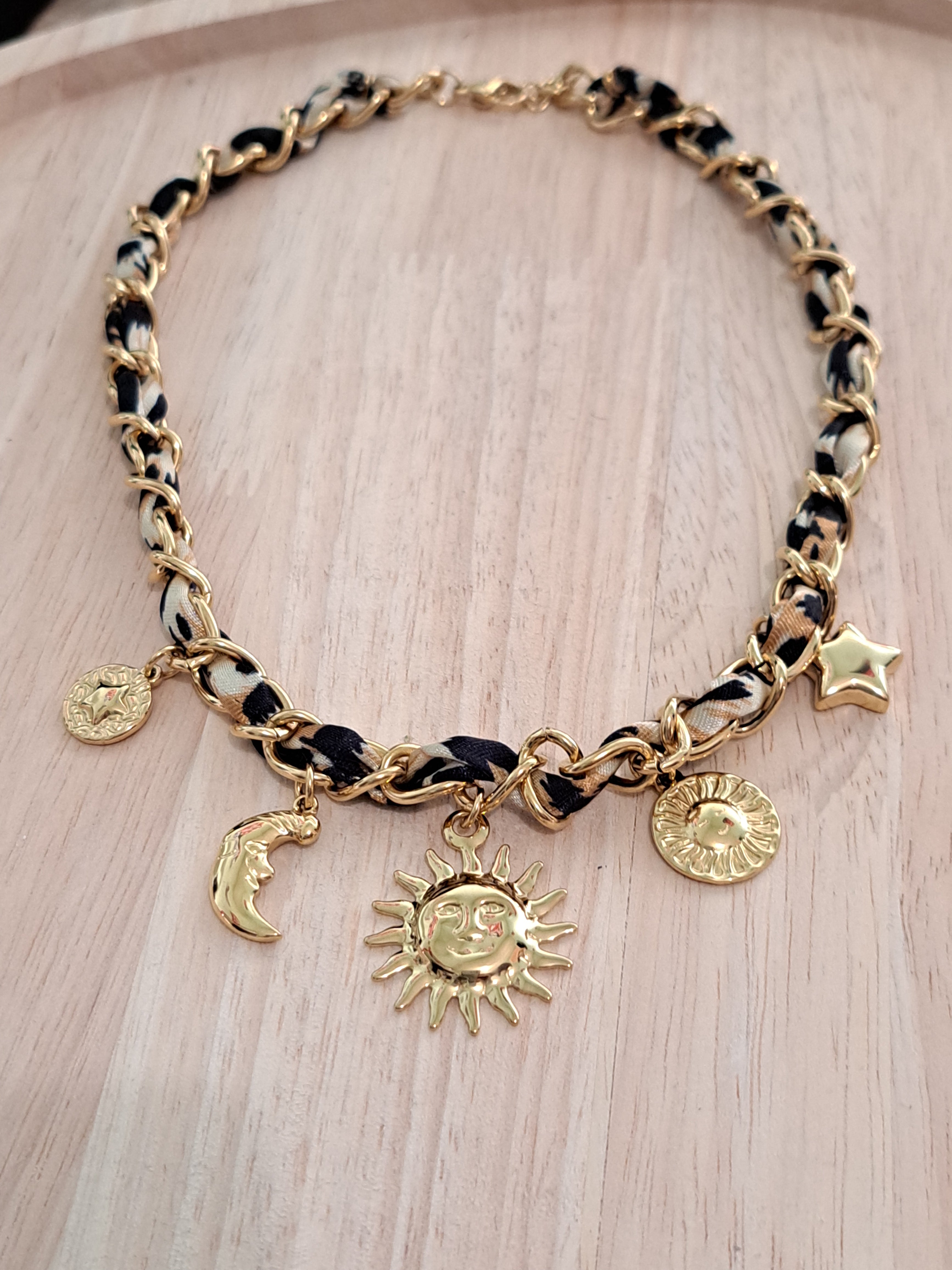 Collier doré Soleil & Lune avec ruban noir effet léopard