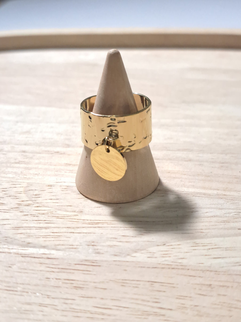 Bague dorée martelée avec pampille