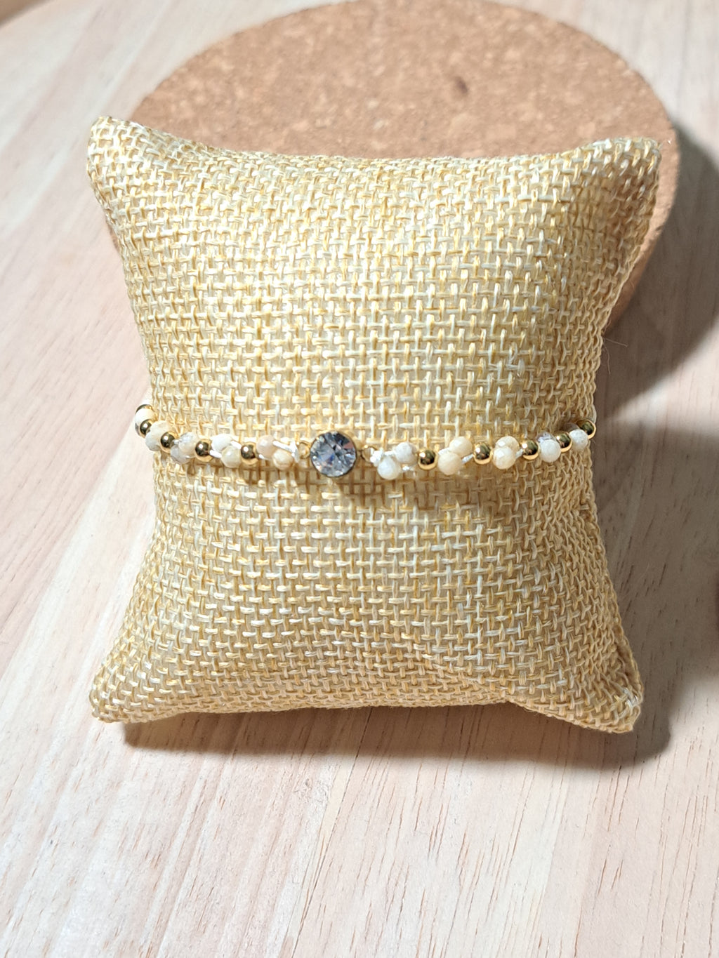 Bracelet doré – Perles ivoire & cristal lumineux