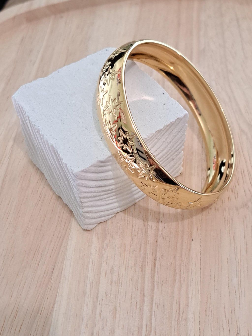 Bracelet jonc doré gravé étoiles